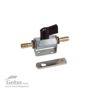Rubinetto per carburante in ottone cromato. Movimento a sfera. Braccetto per comando a distanza. Passaggio interno da 8 mm,  due fori filettati da 14”. Completo di supporto a parete e due portagomma da 14” x 10 mm, con il supporto si monta lungo la tubazione, senza il supporto si monta direttamente sul serbatoio