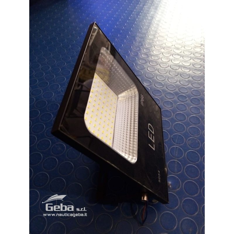 Faretto LED 30W Slim 12/24V DC IP66 Luce Bianco Freddo per esterno.
Il faro a LED ad altissima luminosità è ideale per illuminare entrate/uscite, piccoli cartelloni, insegne, vialetti, giardini, statue e molto altro.
I suoi 30W sviluppano ben 210W.
Grazie al suo design ultrasottile e discreto si adatterà ad ogni genere di ambiente.
Lavorano sia a 12V che a 24V.
È fornito di supporto per montaggio a muro e cavo sigillato. L'involucro è in lega d'alluminio, resistente all'acqua con grado di protezione IP66 e verniciato di grigio. Montabile praticamente ovunque, anche su recinti, tetti e muri.
Si tratta di veri faretti, ma con un consumo molto ridotto! L'innovazione dei LED ad alta luminosità ha permesso di realizzare veri e propri fari senza utilizzare lampadine tradizionali
Garanzia a norma di legge. I prezzi sono inclusi di IVA, per aziende in esenzione scomputiamo il valore dell'imposta pari al 22%. Faretto LED 30W Slim per barca a 12V e 24V online faro professionale