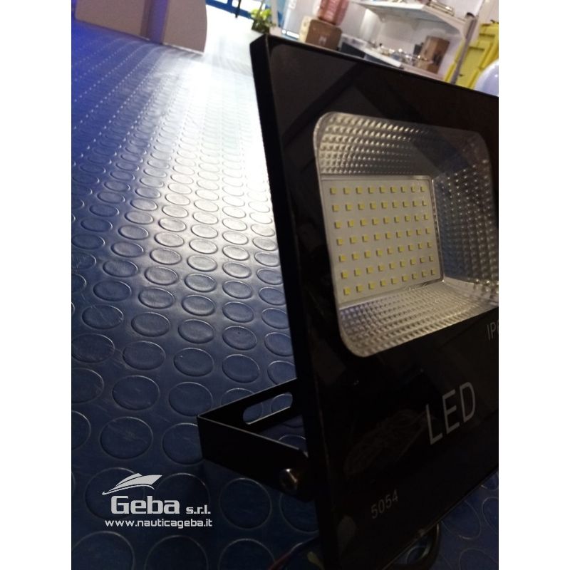 Faretto LED 30W Slim 12/24V DC IP66 Luce Bianco Freddo per esterno.
Il faro a LED ad altissima luminosità è ideale per illuminare entrate/uscite, piccoli cartelloni, insegne, vialetti, giardini, statue e molto altro.
I suoi 30W sviluppano ben 210W.
Grazie al suo design ultrasottile e discreto si adatterà ad ogni genere di ambiente.
Lavorano sia a 12V che a 24V.
È fornito di supporto per montaggio a muro e cavo sigillato. L'involucro è in lega d'alluminio, resistente all'acqua con grado di protezione IP66 e verniciato di grigio. Montabile praticamente ovunque, anche su recinti, tetti e muri.
Si tratta di veri faretti, ma con un consumo molto ridotto! L'innovazione dei LED ad alta luminosità ha permesso di realizzare veri e propri fari senza utilizzare lampadine tradizionali
Garanzia a norma di legge. I prezzi sono inclusi di IVA, per aziende in esenzione scomputiamo il valore dell'imposta pari al 22%. Faretto LED 30W Slim per barca a 12V e 24V online pescatore professionale