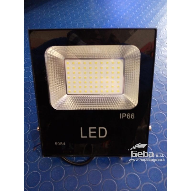 Faretto LED 30W Slim 12/24V DC IP66 Luce Bianco Freddo per esterno.
Il faro a LED ad altissima luminosità è ideale per illuminare entrate/uscite, piccoli cartelloni, insegne, vialetti, giardini, statue e molto altro.
I suoi 30W sviluppano ben 210W.
Grazie al suo design ultrasottile e discreto si adatterà ad ogni genere di ambiente.
Lavorano sia a 12V che a 24V.
È fornito di supporto per montaggio a muro e cavo sigillato. L'involucro è in lega d'alluminio, resistente all'acqua con grado di protezione IP66 e verniciato di grigio. Montabile praticamente ovunque, anche su recinti, tetti e muri.
Si tratta di veri faretti, ma con un consumo molto ridotto! L'innovazione dei LED ad alta luminosità ha permesso di realizzare veri e propri fari senza utilizzare lampadine tradizionali
Garanzia a norma di legge. I prezzi sono inclusi di IVA, per aziende in esenzione scomputiamo il valore dell'imposta pari al 22%. Faretto LED 30W Slim per barca a 12V e 24V online pescatori