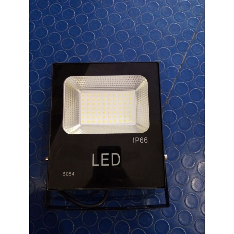 Faretto LED 30W Slim 12/24V DC IP66 Luce Bianco Freddo per esterno.
Il faro a LED ad altissima luminosità è ideale per illuminare entrate/uscite, piccoli cartelloni, insegne, vialetti, giardini, statue e molto altro.
I suoi 30W sviluppano ben 210W.
Grazie al suo design ultrasottile e discreto si adatterà ad ogni genere di ambiente.
Lavorano sia a 12V che a 24V.
È fornito di supporto per montaggio a muro e cavo sigillato. L'involucro è in lega d'alluminio, resistente all'acqua con grado di protezione IP66 e verniciato di grigio. Montabile praticamente ovunque, anche su recinti, tetti e muri.
Si tratta di veri faretti, ma con un consumo molto ridotto! L'innovazione dei LED ad alta luminosità ha permesso di realizzare veri e propri fari senza utilizzare lampadine tradizionali
Garanzia a norma di legge. I prezzi sono inclusi di IVA, per aziende in esenzione scomputiamo il valore dell'imposta pari al 22%. Faretto LED 30W Slim per barca a 12V e 24V online pesca pescherecci