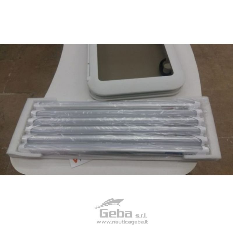 Tubo Neon Led barca 9W 24V 5000K 600mm Luce Bianca Fredda.
Questi tubi a led hanno una potenza equivalente ad un tradizionale tubo al neon, ma presenta numerosi vantaggi, primo tra tutti il ridottissimo consumo energetico.
Questo genere di lampada ha un alto potere di illuminazione. A differenza delle tradizionali plafoniera neon, i tubi Neon Led, non riscaldano e mantengono sempre la stessa luminosità, anche dopo lunghi periodi di utilizzo e durano molto più a lungo.
Non inquina essendo privo di vetro, mercurio, emissioni elettromagnetiche, di raggi UV, di radiazioni IR, tutti elementi inquinanti presenti in un neon tradizionale. Inoltre è resistente alle vibrazioni e agli urti.
Può rimpiazzare un neon tradizionale senza aver bisogno di starter e di trasformatore, non ha sbalzi di luce, dannosi per la vista. Si risparmia il 65% di energia elettrica rispetto ad un neon tradizionale.
La luce fornita dalla plafoniera a LED è stabile e non vibra anche agli sbalzi di tensione. Permette di distinguere chiaramente i colori e quindi è adatta specialmente in ambienti di lavoro, affatica meno la vista.
È adatta a sostituire i tubi neon tradizionali. Non occorre cambiare la plafoniera, basta togliere il reostato e lo starter e seguire le istruzioni per il collegamento che si trovano sull’etichetta.
NOTE IMPORTANTI:
Lo starter ed il reostato (trasformatore) presenti nella plafoniera vanno eliminati, poiché non sono richiesti per l’accensione del tubo a LED. Bisogna collegare positivo e negativo rispettivamente alle due estremità del tubo, come indicato nello schema in alto.
Tubo Neon Led barca: Specifiche
Dati tecnici
Tensione di funzionamento: 24V
Potenza: 9 W
Colore: Bianco Freddo (5000K)
Temperatura di funzionamento: da -10 a +60 ºC
Flusso luminoso: 900 lm
Dimensioni: Diametro 26 mm; Lunghezza 600 mm
Tipo di attacco: Standard G13
Equivalenza tubo fluorescente : 19W
Indice di resa cromatica (CRI): >70
Angolo illuminazione: 120°
THD: <15%
Tipo led: 3528SMD
Grado di protezione: IP20
Durata minima: 40.000 ore
Certificati: CE e RoHS
Tutte le luci a LED disponibili per barche a 12 e 24 Volt.
Affidati a NAUTICAGEBA.IT per ogni esigenza e richiesta contatta il nostro service online. Troverai articoli di illuminazione per barca sempre in sconto ad ottimi prezzi. Tubo Neon Led barca 9W 24V 5000K 600mm Luce Bianca Fredda