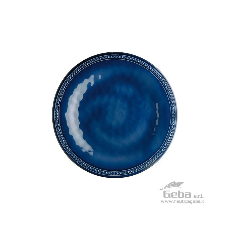 Piatto dessert melamina Blue della linea HARMONY, piatti nautici per arredo barca della Marine Business con decoro HARMONY.
HARMONY, una stoviglie di melamina infrangibile disponibile in due colori: beige o blu laguna.
Dal design semplice ed elegante, il piatto di melamina tiene un sottile rilievo che la fa assomigliare ad un vasellame; una leggera decorazione sul bordo dona delicatezza alla stoviglia.
Per la sua resistenza e praticità è perfetta come stoviglie per roulotte, camping o come stoviglie per giardino. Grazie alla somiglianza con il vasellame e al peso considerevole, Harmony apporta alla tavola eleganza e distinzione. Piatto dessert melamina Blue Marine Business arredo barca