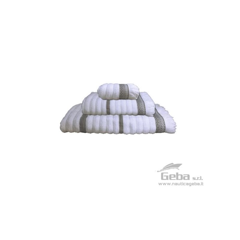 Set asciugamani da barca modello WAVES SANTORINI – BIANCO, della linea della Marine Business in vendita nel nostro negozio online di accessori nautici nella confezione da 3 pezzi.
Kit di asciugamani da 3 pezzi per barca SANTORINI fabbricati in spugna di alta qualità da 550gr.
Vellutati al tatto, con tessiture e ricami, gli asciugamani da viso, doccia e bidet di questa elegante collezione sono ideali per dare un leggero tocco nautico al bagno di qualsiasi imbarcazione.
Il servizio di asciugamani Santorini è disponibile in diversi colori e disegni, in pendant con i tappetini da bagno antiscivolo.
ISTRUZIONI PER L'USO: Lavare in lavatrice. Massimo 30°. Non usare asciugatrice. Non usare candeggina. Stirare al massimo a 200° Lavaggio a secco per indumenti delicati. Set di asciugamani barca WAVES SANTORINI – BIANCO