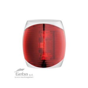 Fanali di navigazione 12/24V. Certificate COLREG72, per imbarcazioni fino a 20 m. Totalmente stagni. Luci di via led omologate corpo in policarbonato, esteticamente molto gradevoli che abbelliscono la tua barca. Le luci di navigazione Sphera II sono composte da due parti: l'alloggiamento esterno in plastica ( nero, bianco o metallo ) e la luce interna sigillata.  Le due parti si separano facilmente con le mani facendo leva sulla parte superiore ed inferiore dell'alloggiamento in plastica, spingendo con i pollici. Per l'installazione: dopo averle separate, posizionare la guarnizione sul retro dell'alloggiamento ed avvitarle nella posizione desiderata. Una volta fatto, passare il cavo elettrico della luce nei fori, collegarlo e testare la luce. Una volta testata ricollocare la luce nel suo alloggiamento con una semplice pressione.