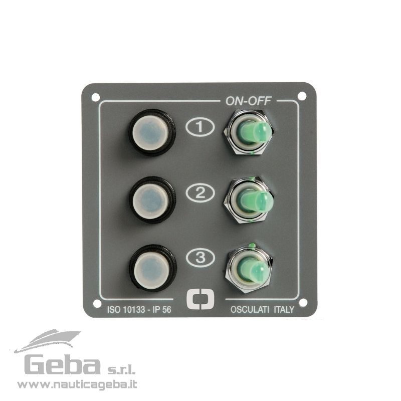 Interruttori ON-OFF tranne il primo (ON-OFF-ON) e l’ultimo (ON-OFF) con ritorno a molla per tromba. Grado protezione IP56. Interruttori a levetta luminosi. Fusibili automatici riarmabili. Pannello in alluminio verniciato con resine epossidiche. Pannelli elettrici quadri per barca Elite 3 osculati