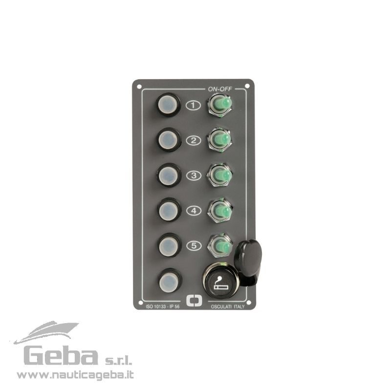 Interruttori ON-OFF tranne il primo (ON-OFF-ON) e l’ultimo (ON-OFF) con ritorno a molla per tromba. Grado protezione IP56. Interruttori a levetta luminosi. Fusibili automatici riarmabili. Pannello in alluminio verniciato con resine epossidiche. Pannelli elettrici quadri per barca Elite osculati