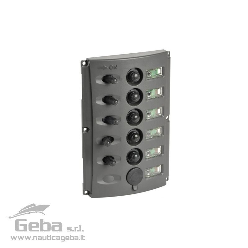 Carcassa in policarbonato grigio scuro. LED permanente verde che illumina le etichette con le funzioni. LED rosso che si attiva su "ON". Viti di fissaggio invisibili. Primo interruttore ON-OFF-ON con 2 circuiti separati e on-off con ritorno per i modelli 14.850.05/06. Pannelli elettrici quadri per barca con fusibili automatici e doppio LED 5 + USB
