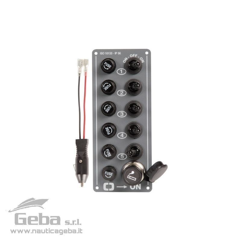 Interruttori con cappuccio in gomma e portafusibili in vetro da 6x32 mm. Pannello in alluminio grigio. Grado di protezione IP56. Interruttori ON-OFF tranne il primo (ON-OFF-ON) e l’ultimo (ON-OFF) con ritorno a molla per tromba. Pannelli elettrici quadri per barca verticali 3 interruttore