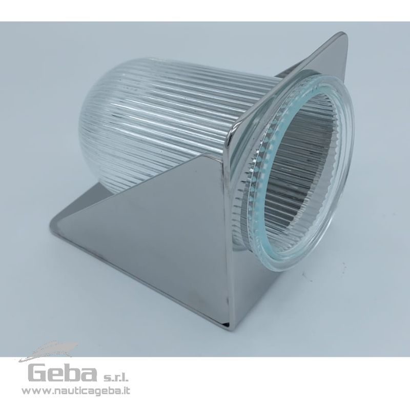 Un posacenere elegante e pratico, realizzato completamente in acciaio inox e vetro.
