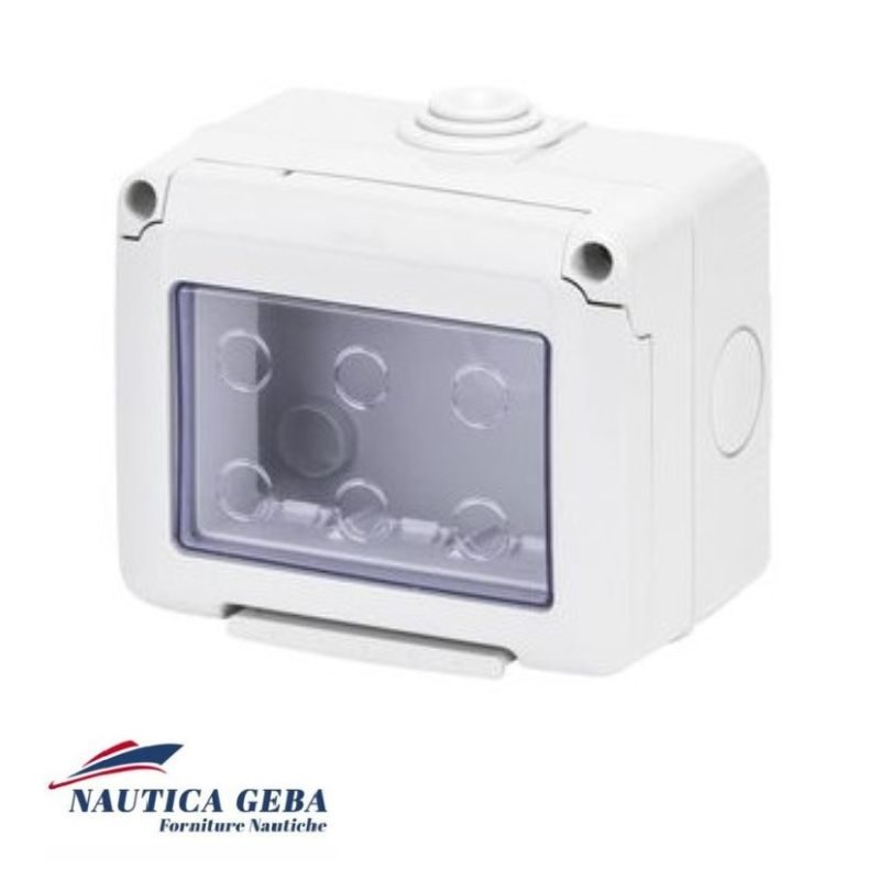 • Protezione IP55: Con un livello di protezione contro polvere e spruzzi d'acqua, questo contenitore è perfetto per l'uso sia interno che esterno, assicurando che i componenti elettrici siano al sicuro da agenti esterni. Contenitore IP55 Gewiss GW27043 - 3 Posti Grigio System